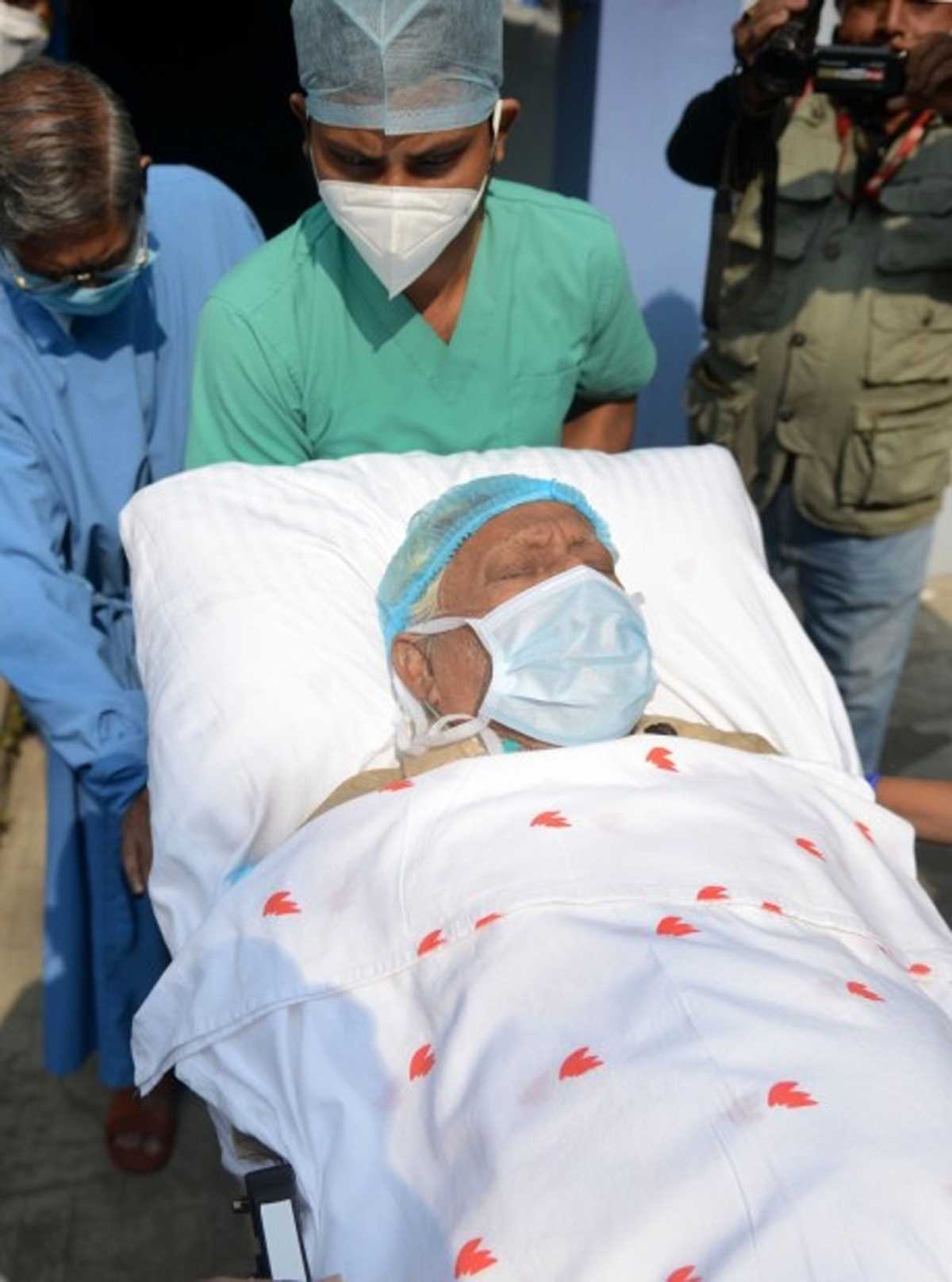 बंगाल के पूर्व मुख्यमंत्री बुद्धदेव पर हो रहा इलाज का असर बंगाल के पूर्व मुख्यमंत्री बुद्धदेव पर हो रहा इलाज का असर